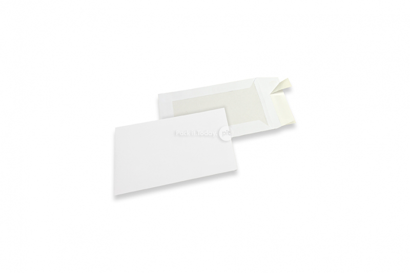 Kartonkitaustaiset kirjekuoret - 162 x 229 mm, edessä valkoinen kraft 120 gr, takana 450 g valkoinen duplex, tarranauha